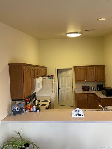 5024 Harbor Oak Drive, Waterford Charter Township, MI 48329