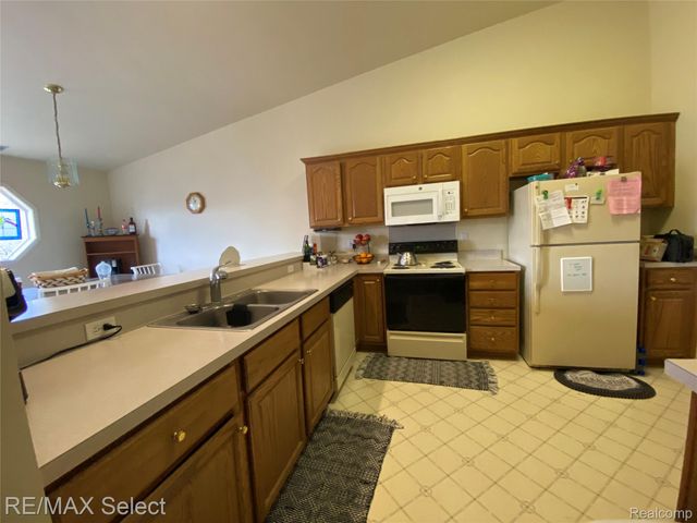 5024 Harbor Oak Drive, Waterford Charter Township, MI 48329