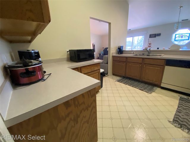 5024 Harbor Oak Drive, Waterford Charter Township, MI 48329