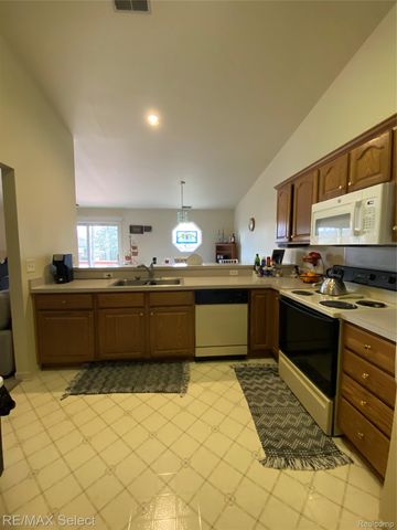 5024 Harbor Oak Drive, Waterford Charter Township, MI 48329