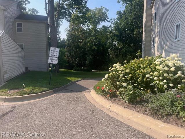 5024 Harbor Oak Drive, Waterford Charter Township, MI 48329