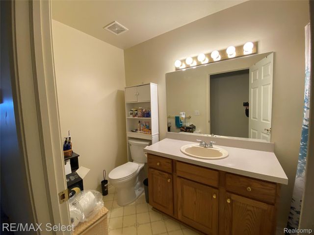 5024 Harbor Oak Drive, Waterford Charter Township, MI 48329