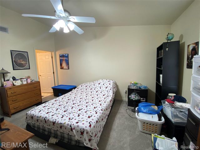 5024 Harbor Oak Drive, Waterford Charter Township, MI 48329