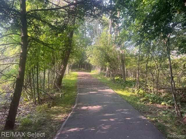 5024 Harbor Oak Drive, Waterford Charter Township, MI 48329
