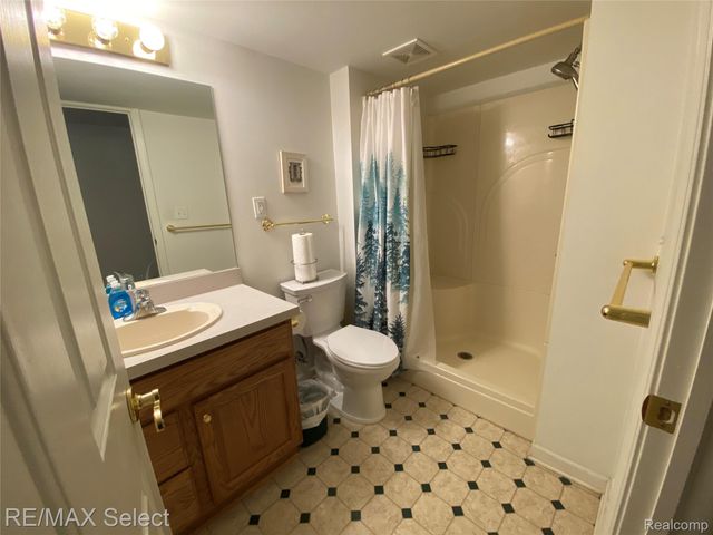 5024 Harbor Oak Drive, Waterford Charter Township, MI 48329