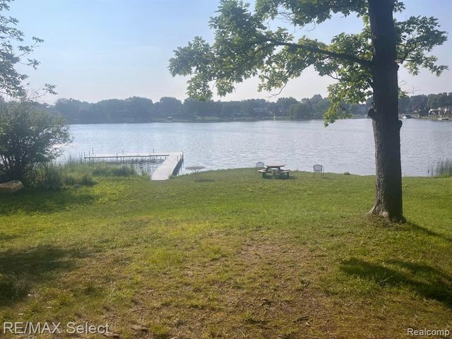 5024 Harbor Oak Drive, Waterford Charter Township, MI 48329