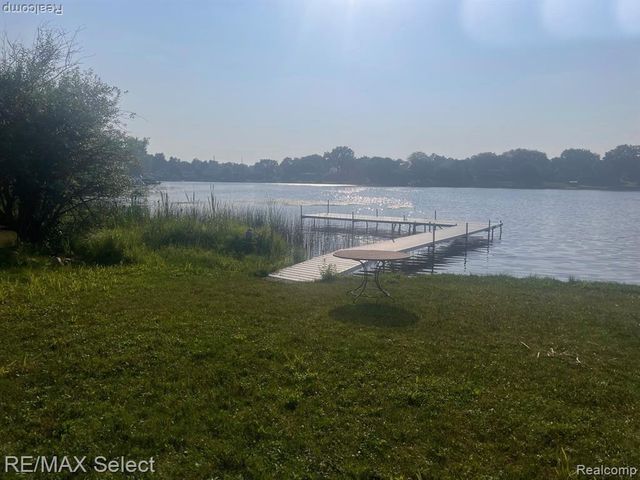 5024 Harbor Oak Drive, Waterford Charter Township, MI 48329