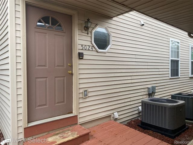 5024 Harbor Oak Drive, Waterford Charter Township, MI 48329