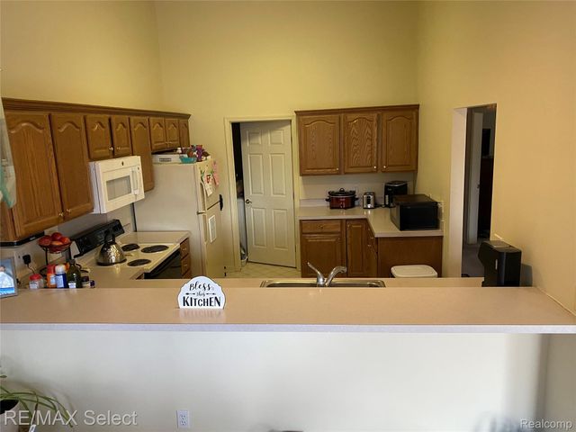 5024 Harbor Oak Drive, Waterford Charter Township, MI 48329