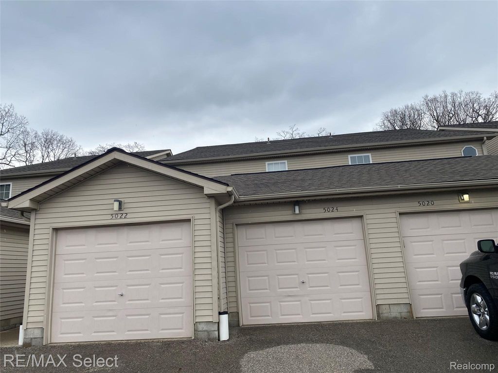 5024 Harbor Oak Drive, Waterford Charter Township, MI 48329