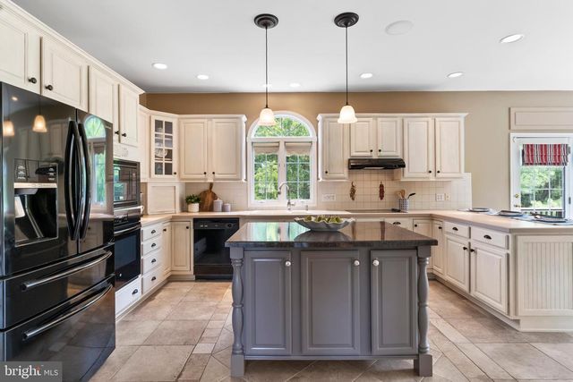 7 ACCENT CIR, Camp Hill, PA 17011