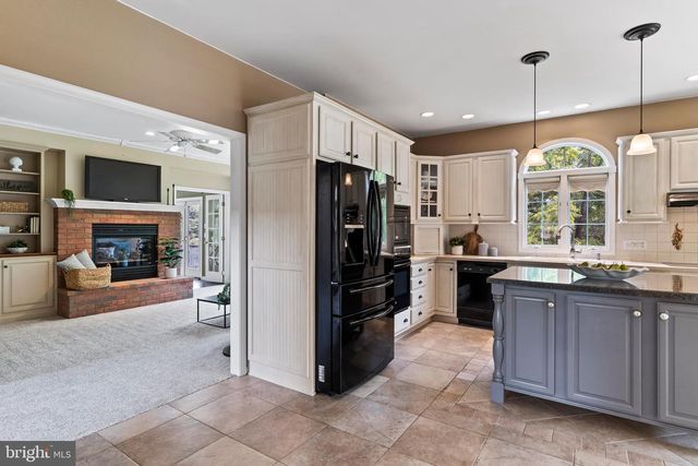 7 ACCENT CIR, Camp Hill, PA 17011