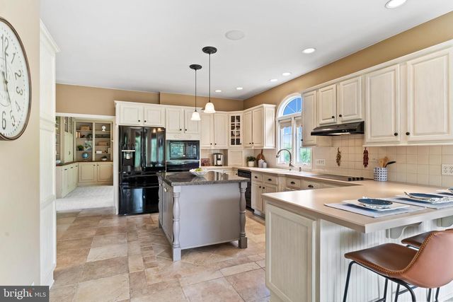 7 ACCENT CIR, Camp Hill, PA 17011