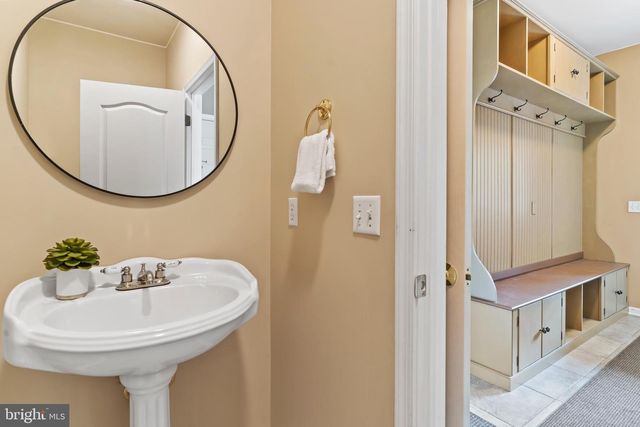 7 ACCENT CIR, Camp Hill, PA 17011