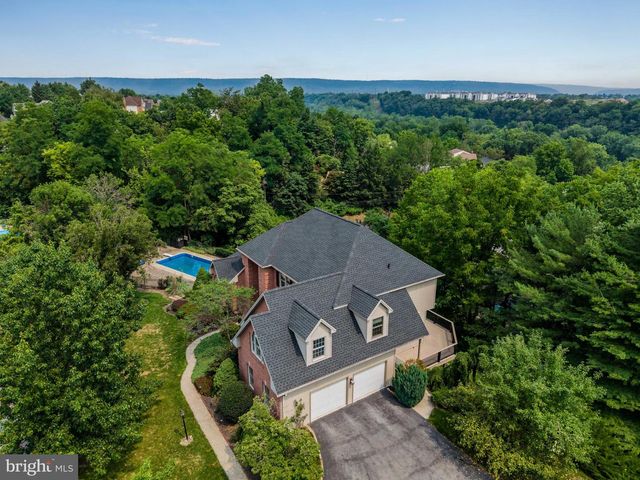 7 ACCENT CIR, Camp Hill, PA 17011