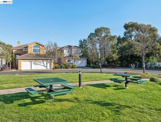 321 Ratto Rd, Alameda, CA 94502