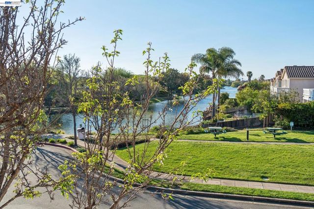 321 Ratto Rd, Alameda, CA 94502