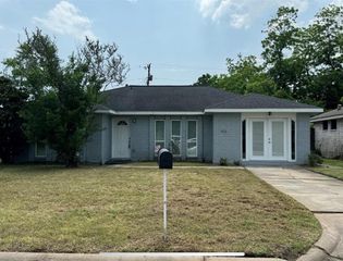 416 Avondale Lane, Friendswood, TX 77546
