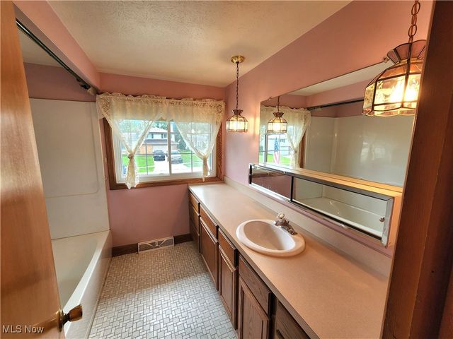 2908 Bowmen Lane, Parma, OH 44134