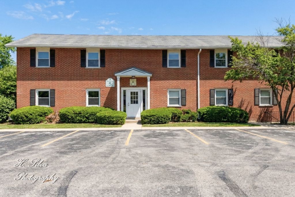 20 Arrowhead Drive 10, Algonquin, IL 60102