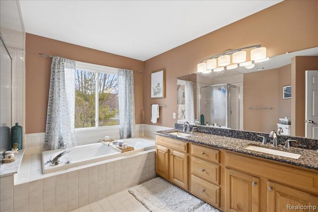 4471 S Castlewood Court, Auburn Hills, MI 48326