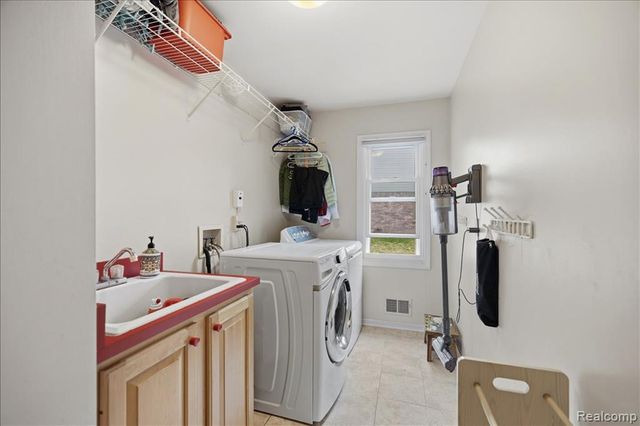 4471 S Castlewood Court, Auburn Hills, MI 48326