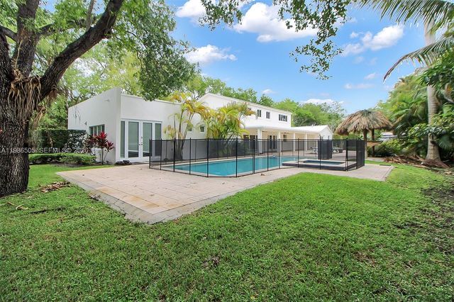 6900 SW 104th St, Pinecrest, FL 33156