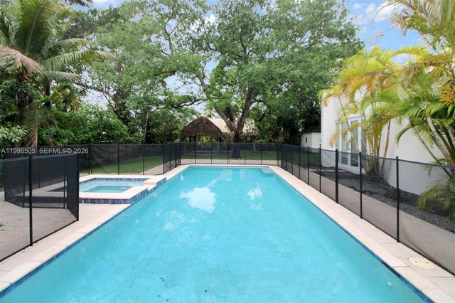 6900 SW 104th St, Pinecrest, FL 33156