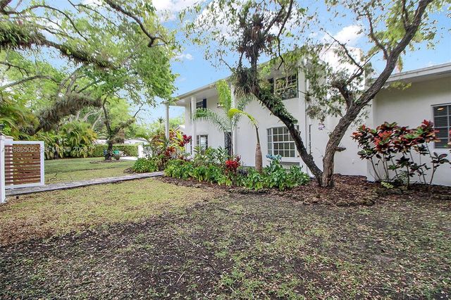 6900 SW 104th St, Pinecrest, FL 33156