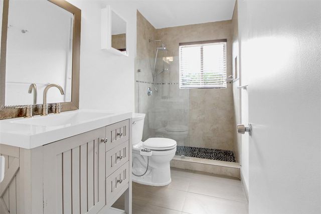 6900 SW 104th St, Pinecrest, FL 33156