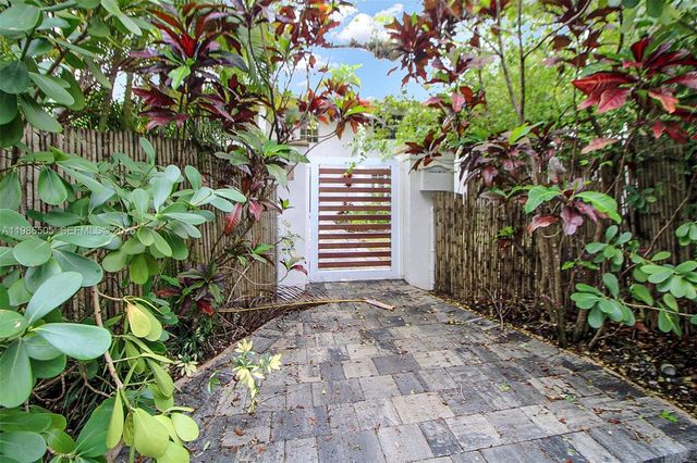 6900 SW 104th St, Pinecrest, FL 33156