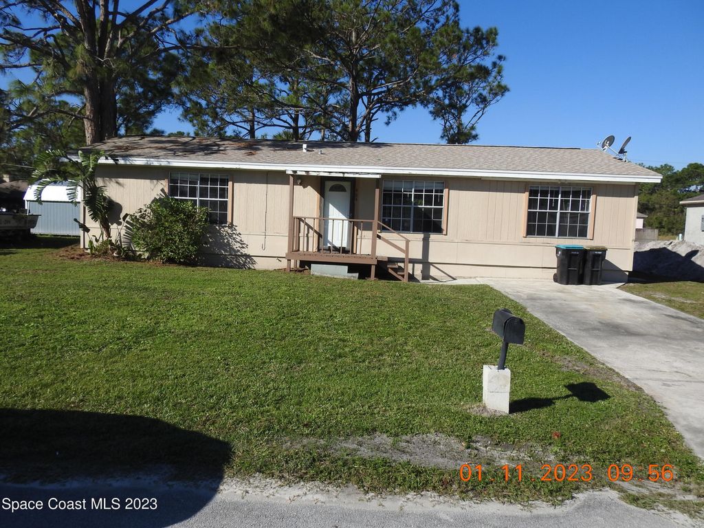 484 Bridgeport Avenue NW, Palm Bay, FL 32907