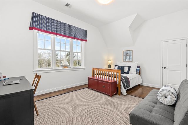 4 Dancer Farm Dr, Dover, MA 02030