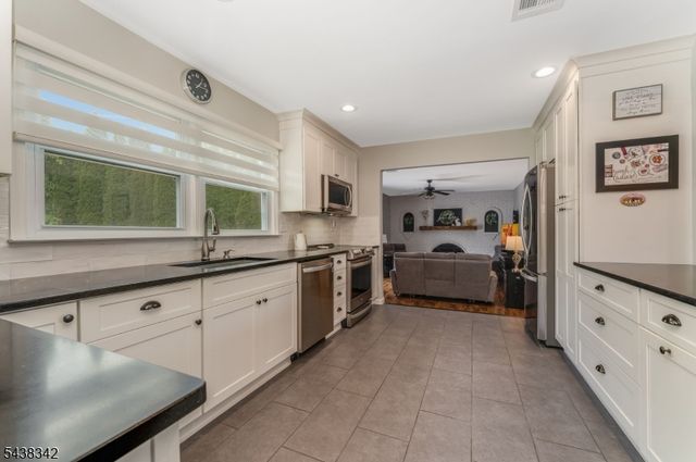17 Partridge Run, Washington Twp., NJ 07882
