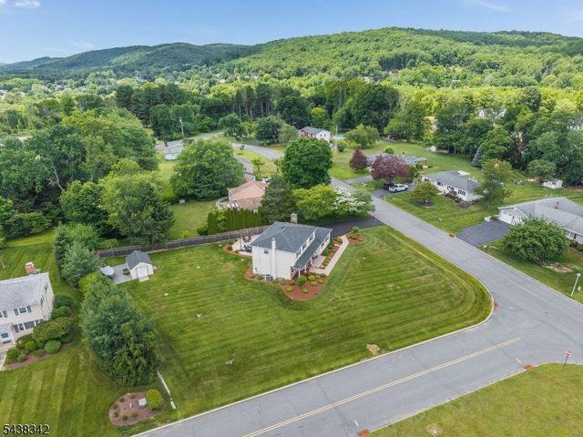 17 Partridge Run, Washington Twp., NJ 07882