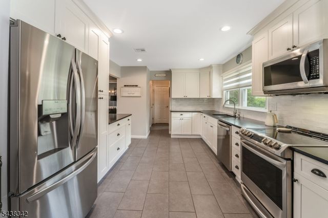 17 Partridge Run, Washington Twp., NJ 07882