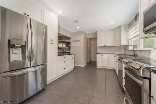 17 Partridge Run, Washington Twp., NJ 07882