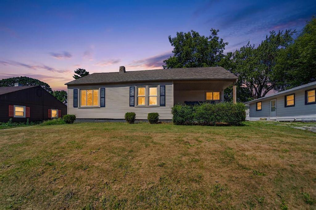 2018 Cleveland AVENUE, Racine, WI 53405