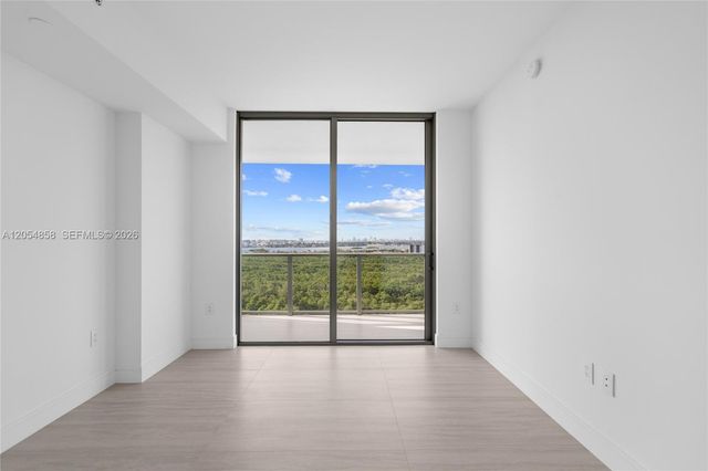 2411 Laguna Circle 1604, North Miami, FL 33181