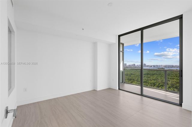 2411 Laguna Circle 1604, North Miami, FL 33181