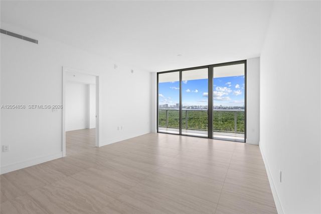 2411 Laguna Circle 1604, North Miami, FL 33181