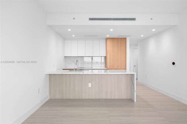 2411 Laguna Circle 1604, North Miami, FL 33181