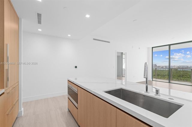 2411 Laguna Circle 1604, North Miami, FL 33181