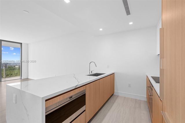2411 Laguna Circle 1604, North Miami, FL 33181