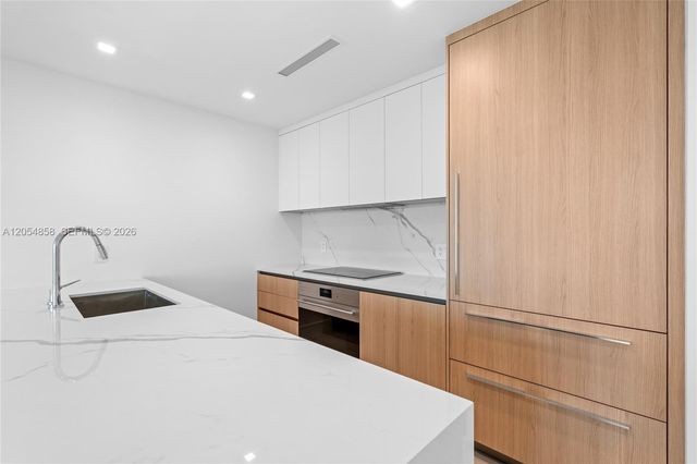2411 Laguna Circle 1604, North Miami, FL 33181
