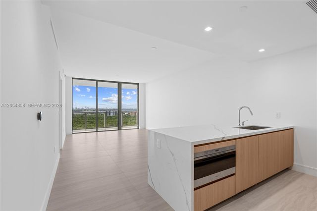 2411 Laguna Circle 1604, North Miami, FL 33181