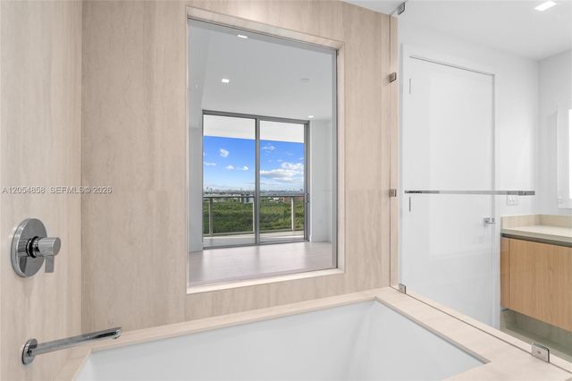 2411 Laguna Circle 1604, North Miami, FL 33181