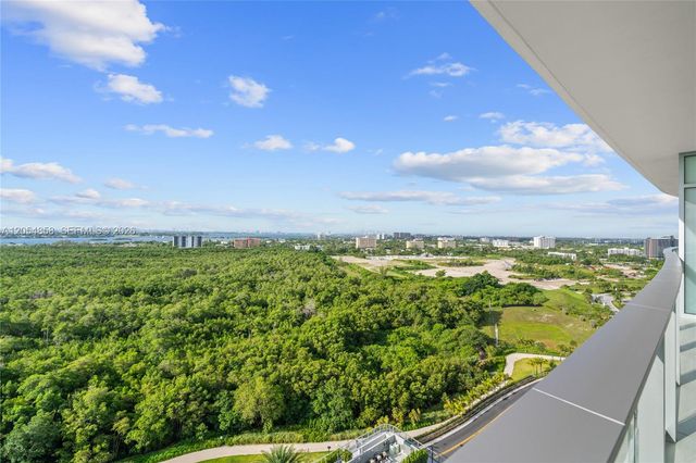 2411 Laguna Circle 1604, North Miami, FL 33181