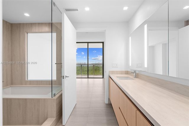 2411 Laguna Circle 1604, North Miami, FL 33181