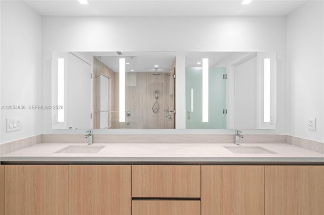 2411 Laguna Circle 1604, North Miami, FL 33181